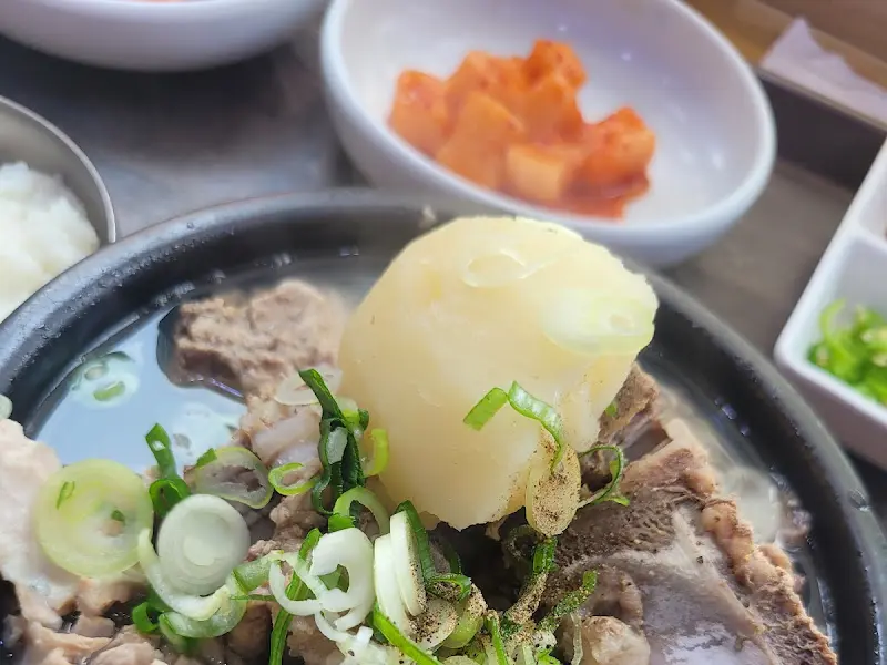 하얀감자탕 한 상 차림