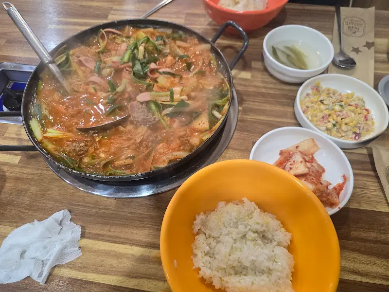 이가네 부대찌개 한 상 차림