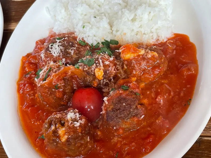 따뜻한 분위기의 치저스 내부