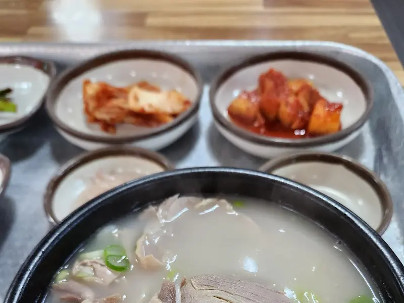 뽀얀 국물의 돼지국밥