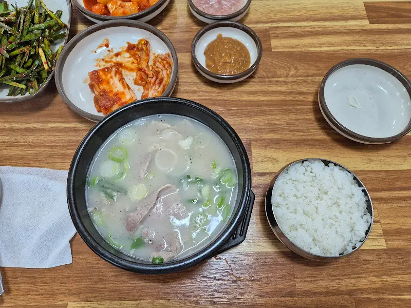 돼지국밥 한 상 차림