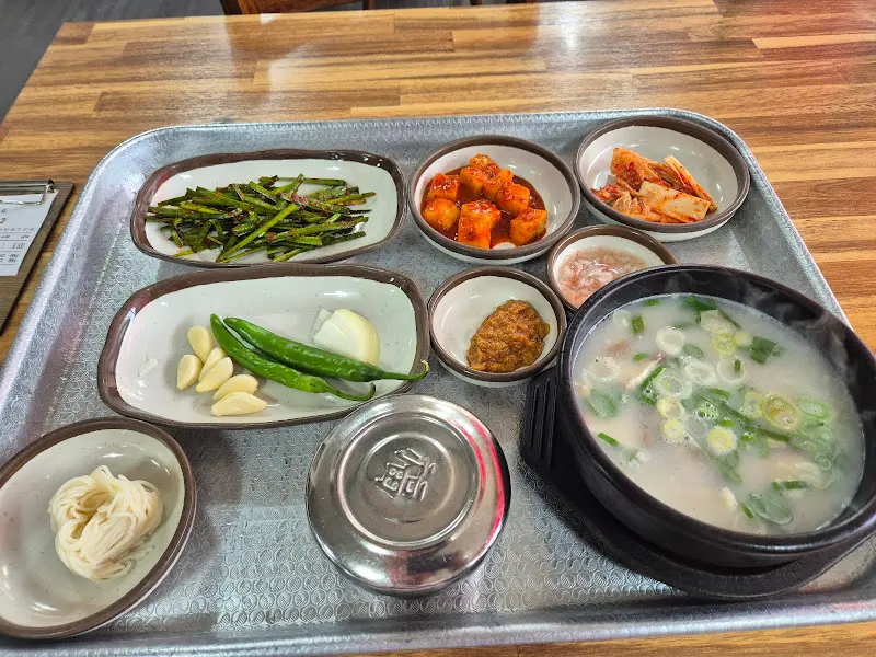 돼지국밥과 반찬 전체샷