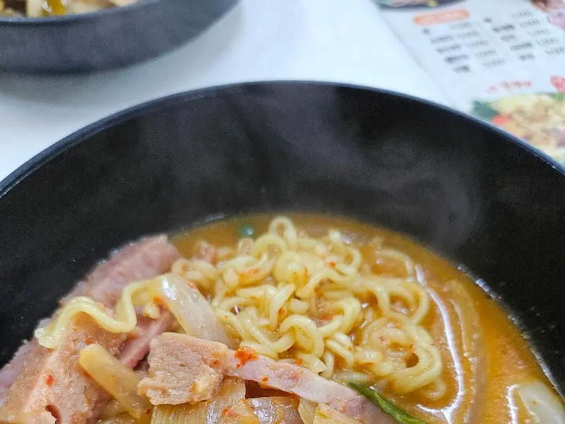 보글보글 끓는 부대찌개