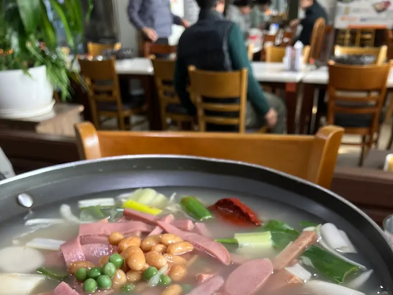 식사 중인 손님들