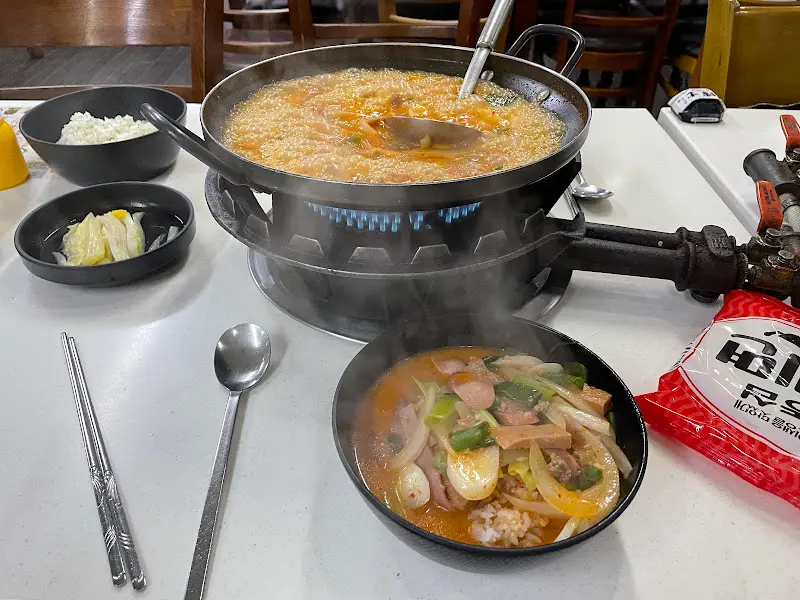 개인 접시에 담긴 부대찌개