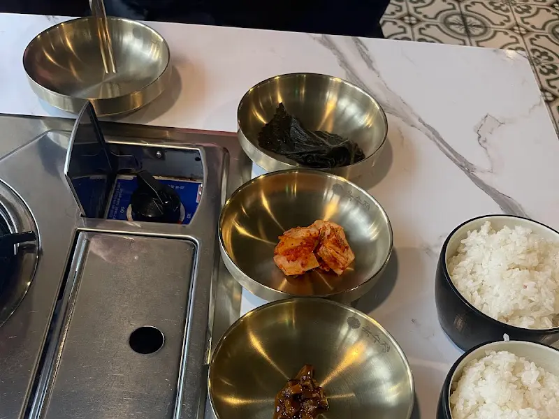 정갈하게 담겨 나온 기본 찬들