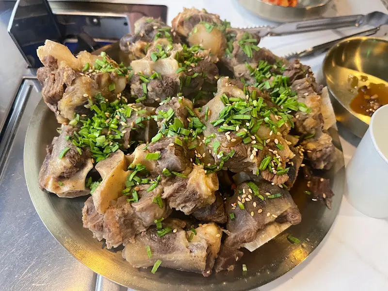 윤기가 좌르르 흐르는 꼬리찜