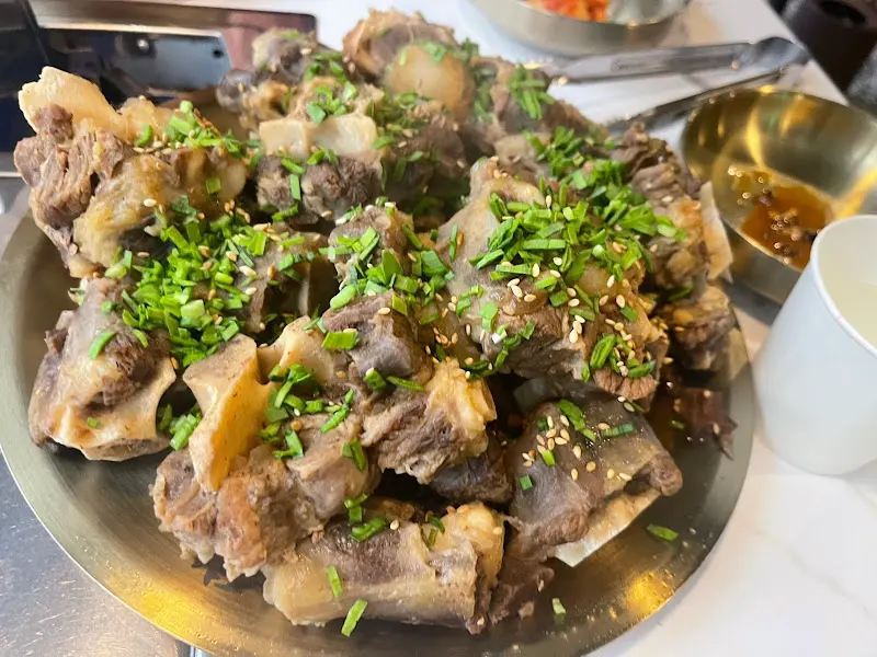 푸짐한 꼬리찜 한 상 차림