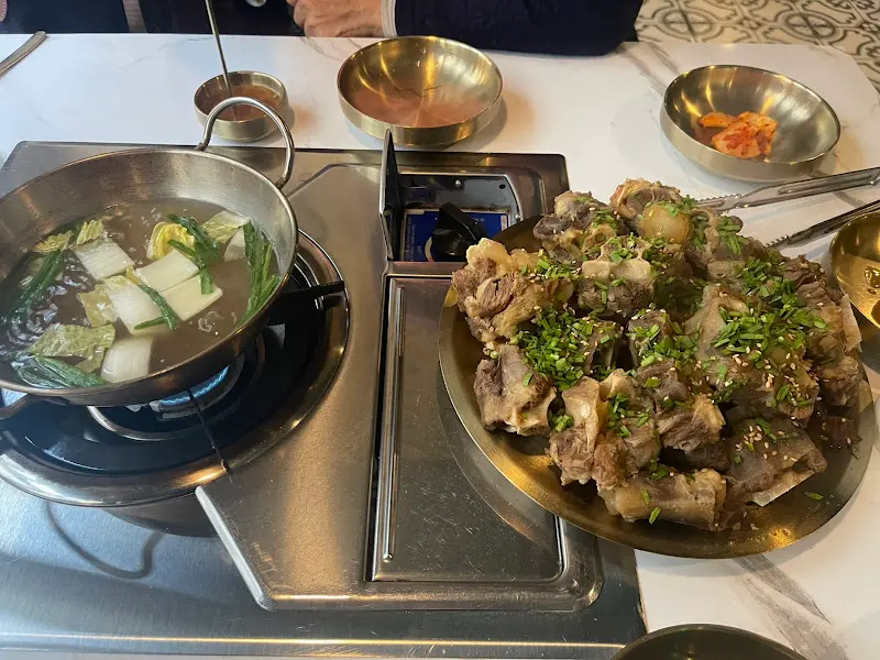 테이블 위에서 보글보글 끓고 있는 전골