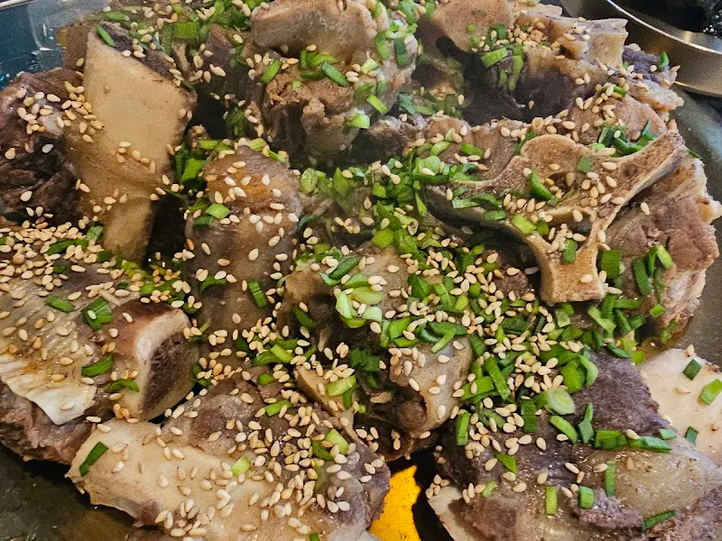 꼬리찜에 뿌려진 깨와 파의 조화