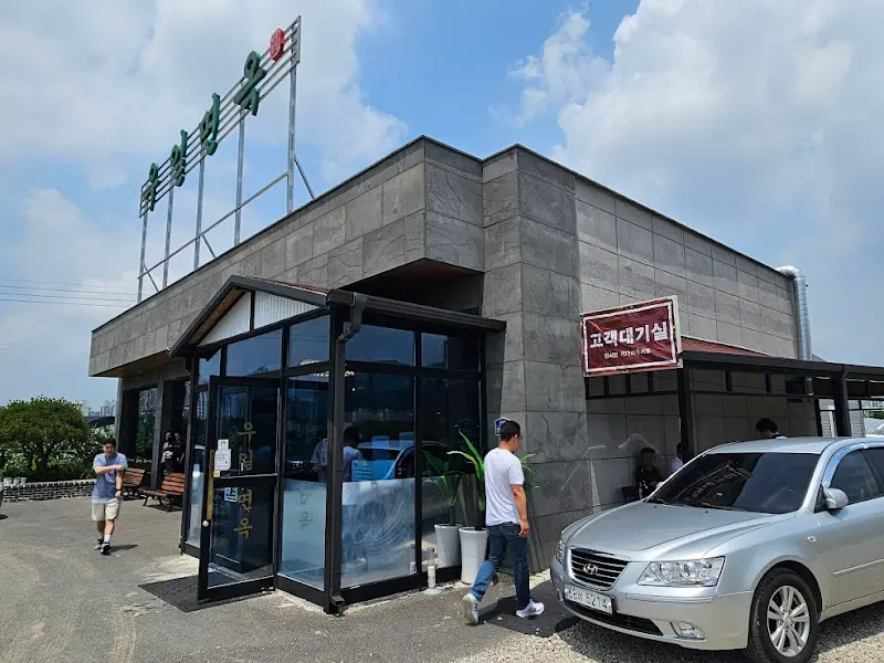 우일면옥 신관 전경, 넓은 주차장과 깔끔한 외관이 인상적이다.