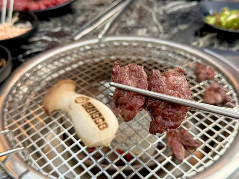 숯불 위에서 익어가는 한우 갈비살