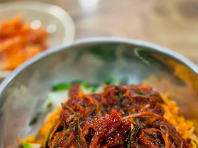 갓 비벼져 나온 육회비빔밥의 모습