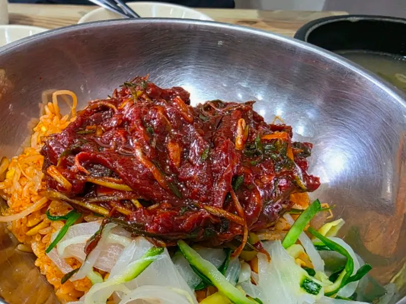 육회와 밥, 야채의 황홀한 콜라보레이션