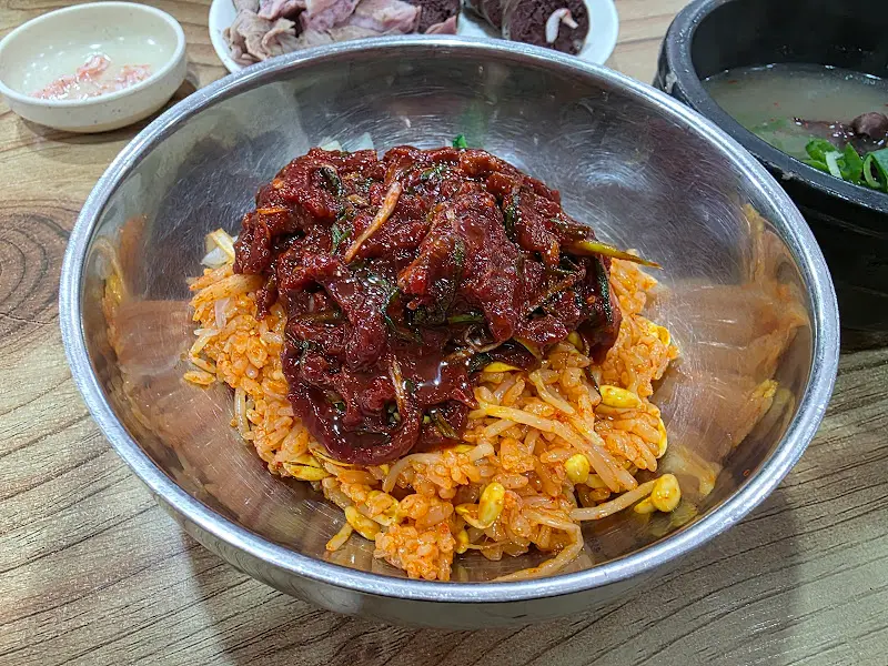모듬순대와 육회비빔밥 한 상 차림
