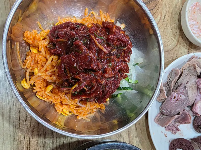 밥 위에 육회 고명이 듬뿍 올려진 육회비빔밥