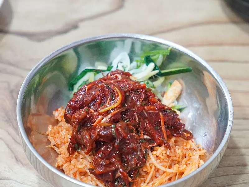 젓가락으로 비빔밥을 들어올리는 모습