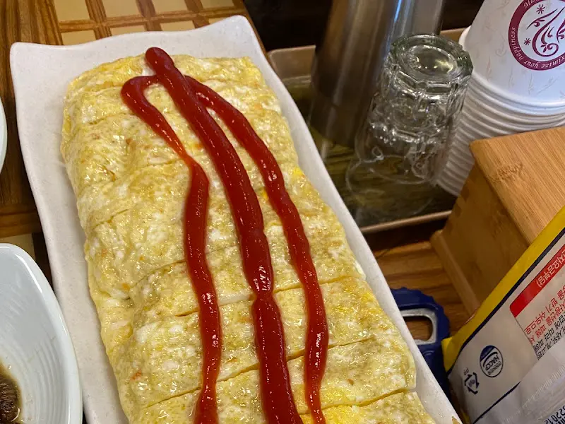 케첩이 뿌려진 큼지막한 계란말이