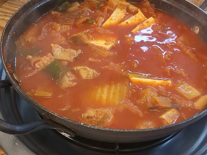 김치찌개가 끓고 있는 테이블