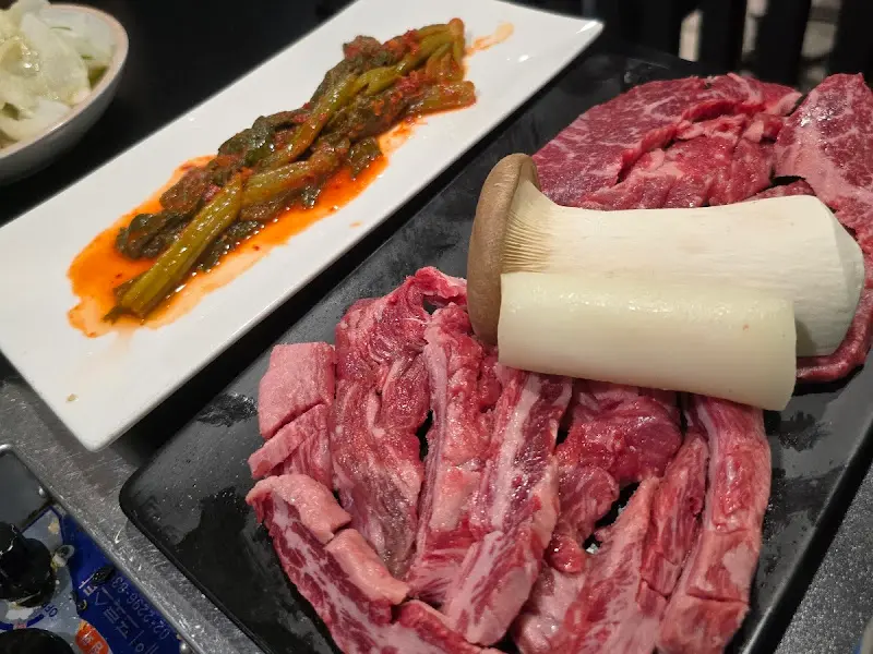 신선한 한우 등심과 밑반찬