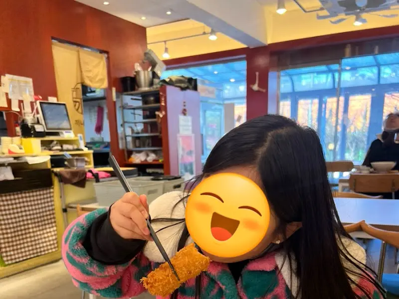 돈까스를 먹는 아이