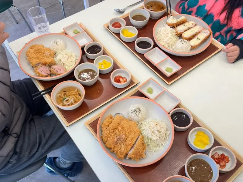 돈까스 정식 한 상 차림