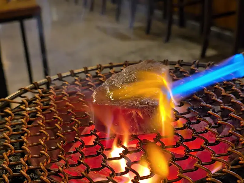 숯불 위에서 구워지는 한우