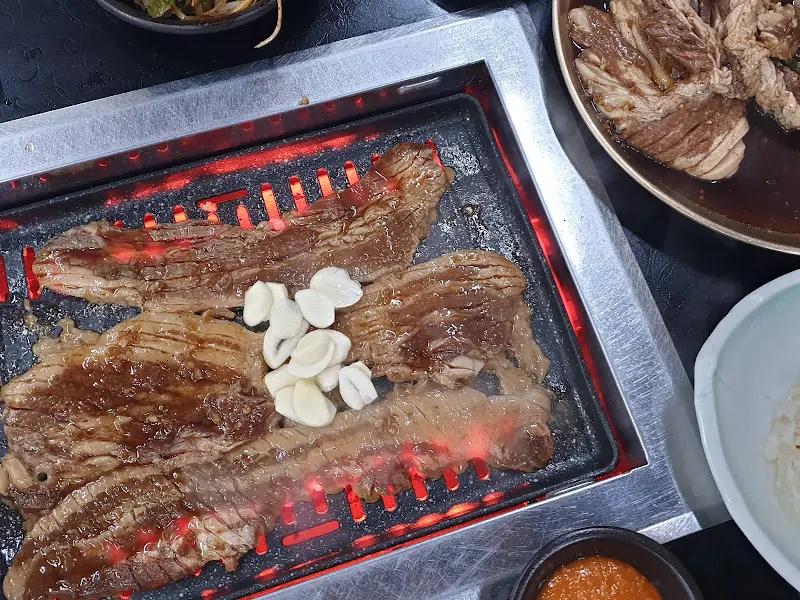 불판 위에서 익어가는 돼지갈비