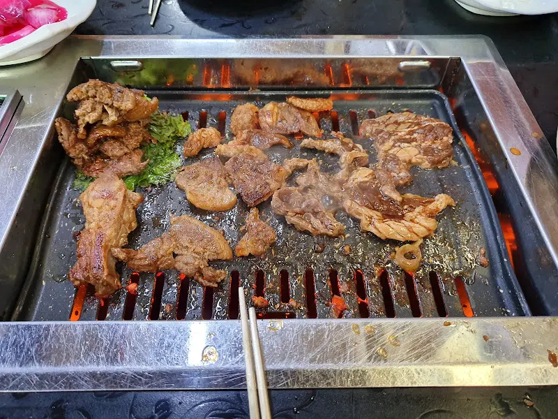 불판 가득한 돼지갈비