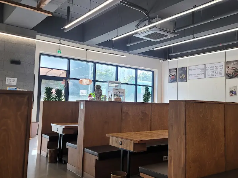 깔끔한 테이블 좌석