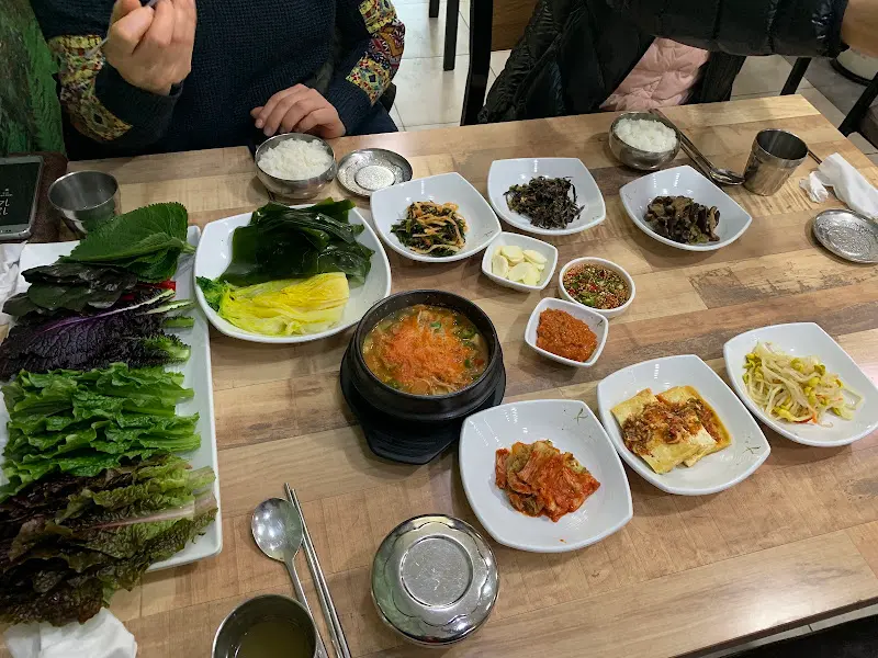 다채로운 쌈 채소가 가득 차려진 테이블