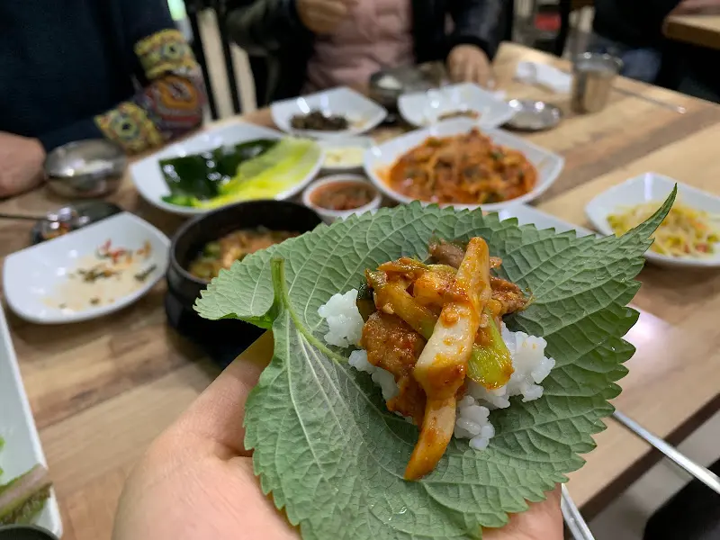 손에 쌈을 들고 있는 모습