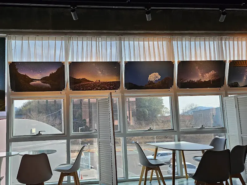 창밖 풍경과 사진 작품