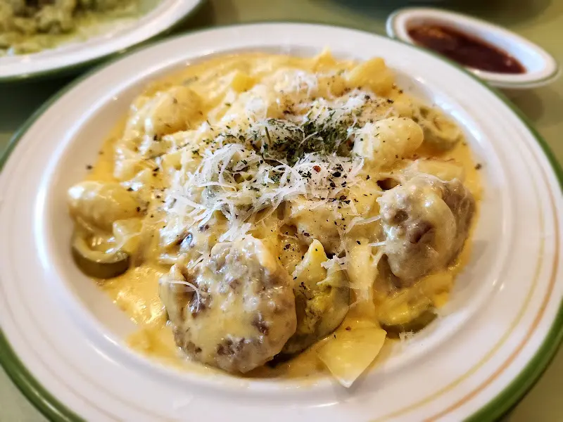 크림 소스가 듬뿍 뿌려진 뇨끼