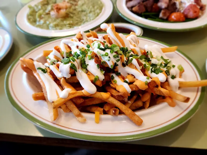 볶음김치가 올라간 특별한 감자튀김