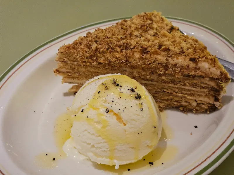 달콤한 치즈 케이크와 아이스크림