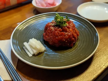 골목길 숨은 보석, 건대 육성회비에서 맛보는 특별한 육회, 육사시미 그리고 건대맛집의 발견