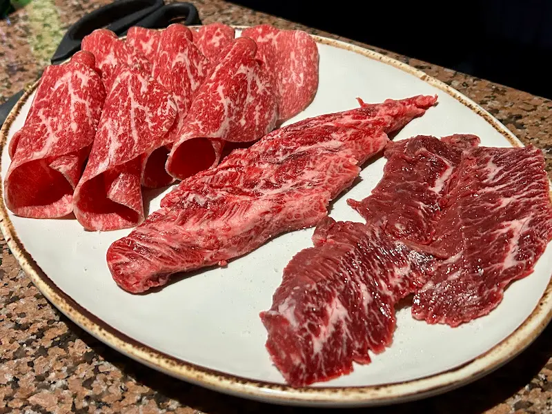 선홍빛 마블링이 예술인 한우 로스구이