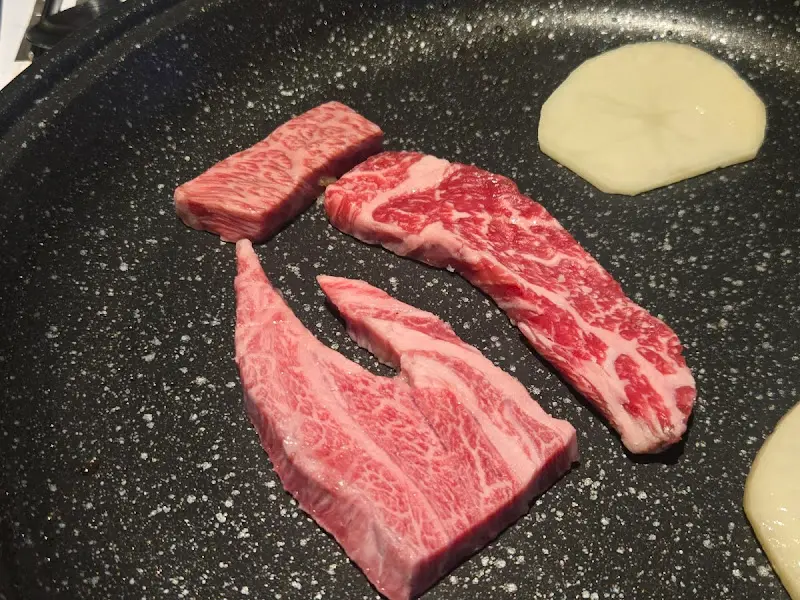 잘 구워진 한우와 구운 감자, 버섯의 조화