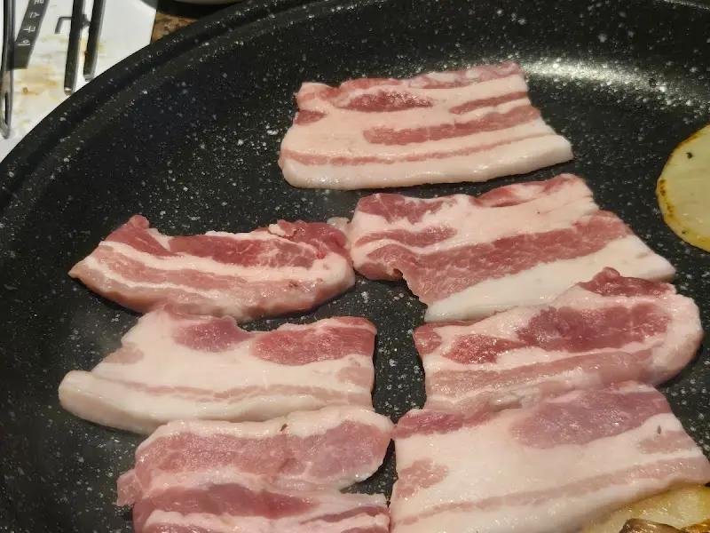 불판 위에서 맛있게 익어가는 차돌박이