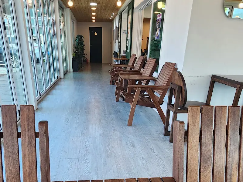 카페 내부 테이블 좌석