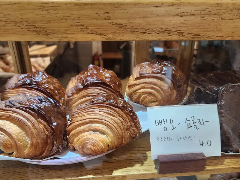 진열대 안의 뺑오 쇼콜라