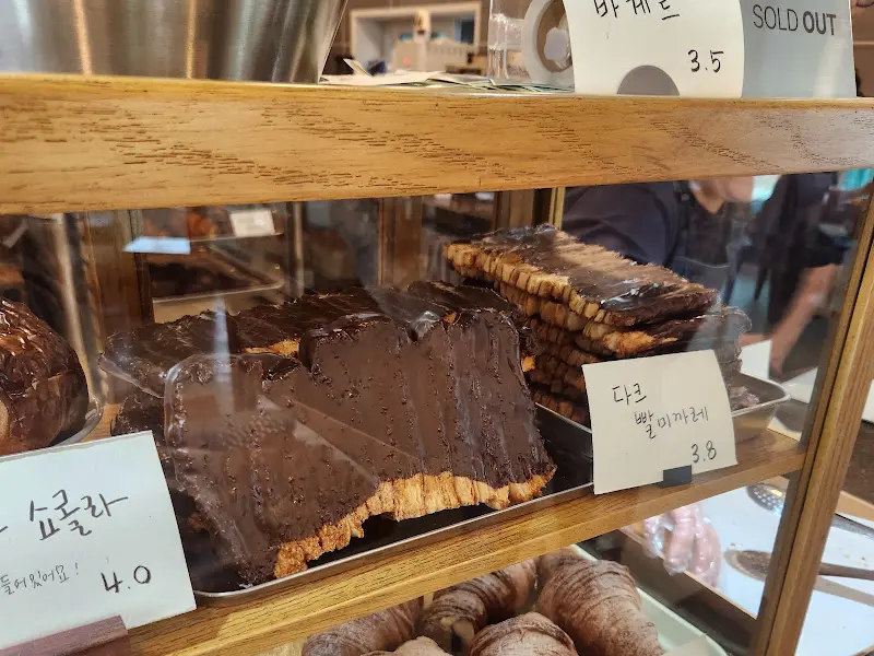 진열대 안의 빵들