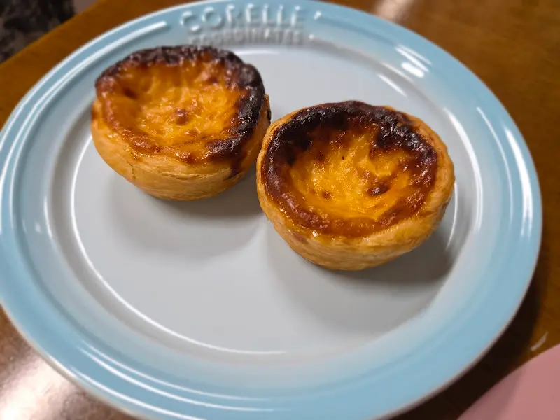 접시에 담긴 에그타르트