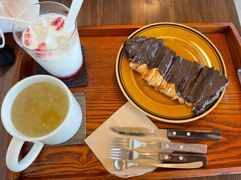 빵과 음료가 담긴 쟁반