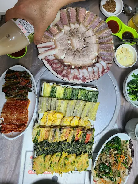 푸짐한 홍어 삼합