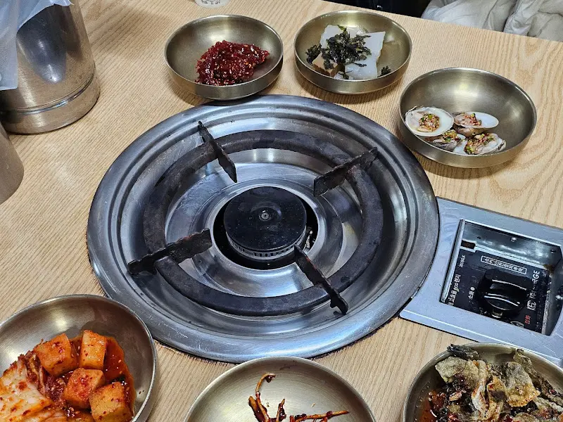 복진면의 깔끔한 테이블 세팅