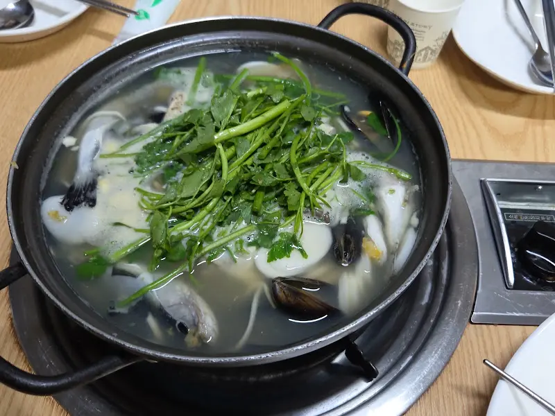 미나리가 듬뿍 올려진 복칼국수