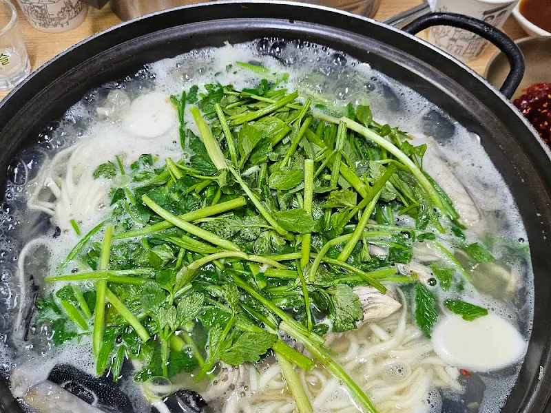 싱싱한 미나리가 듬뿍 올라간 복칼국수