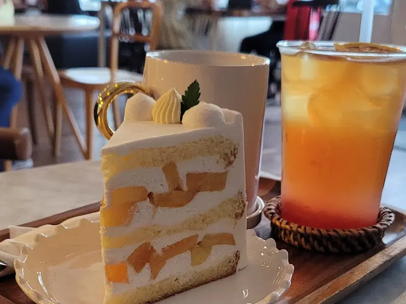 딸기 케이크와 레몬 에이드